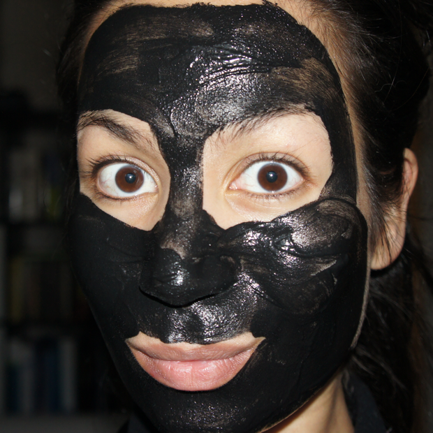 Perforatie film bereik DIY: Houtskool masker ⋆ Beautylab.nl