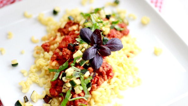 €3 Pasta met pittige tomatensaus, gehakt en gegrilde courgette