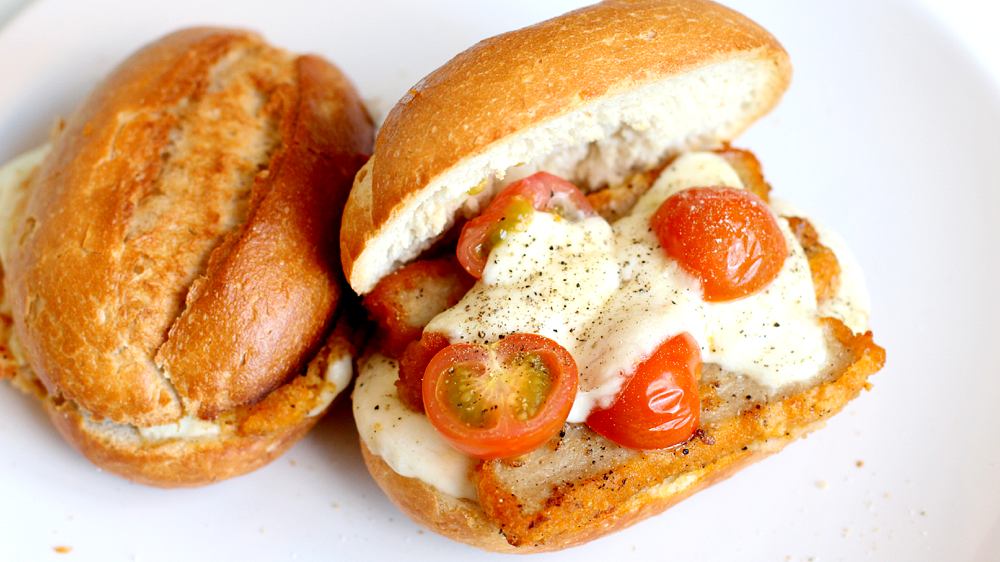 €3 Challenge | broodje kipburger met mozzarella en tomaat