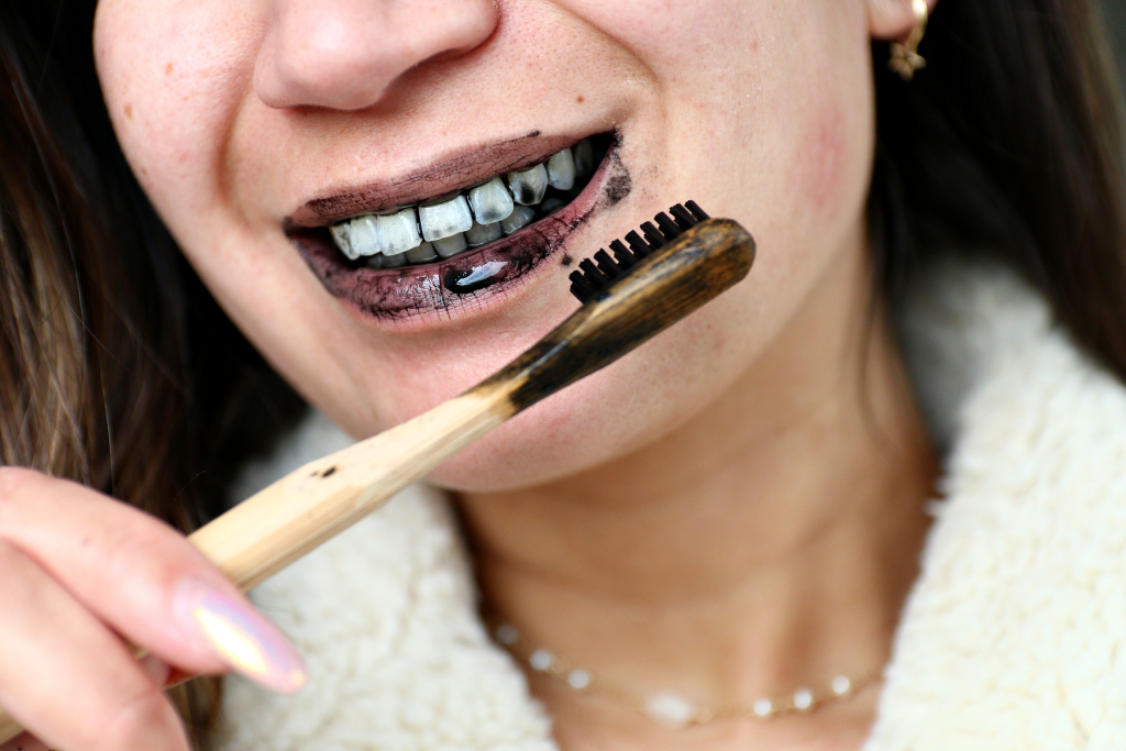 Absoluut Montgomery Land van staatsburgerschap Wittere tanden met houtskool, werkt dit nu echt? ⋆ Beautylab.nl