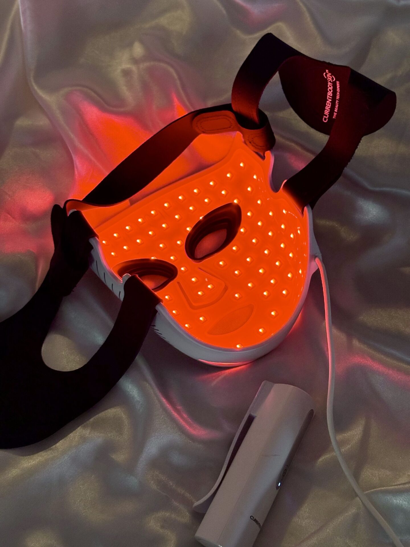 Dit is HET moment om een rood LED masker aan te schaffen